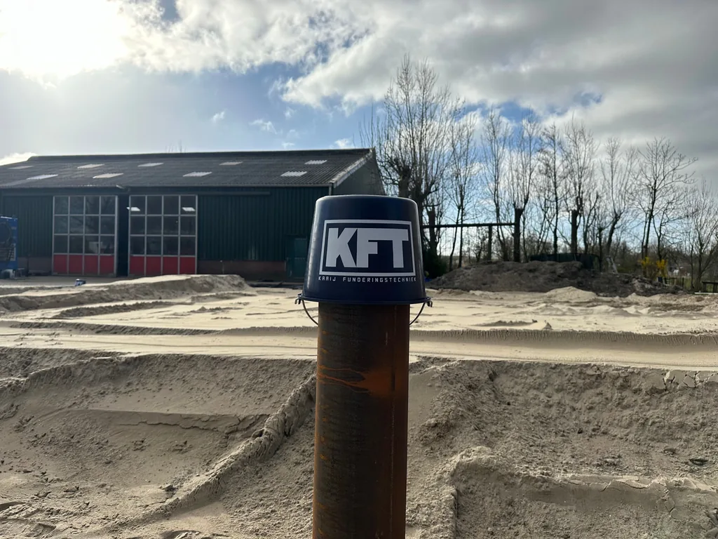 Stalen casing draaipaal met KFT-beschermkap op het bouwterrein aan de Bergerweg in Alkmaar