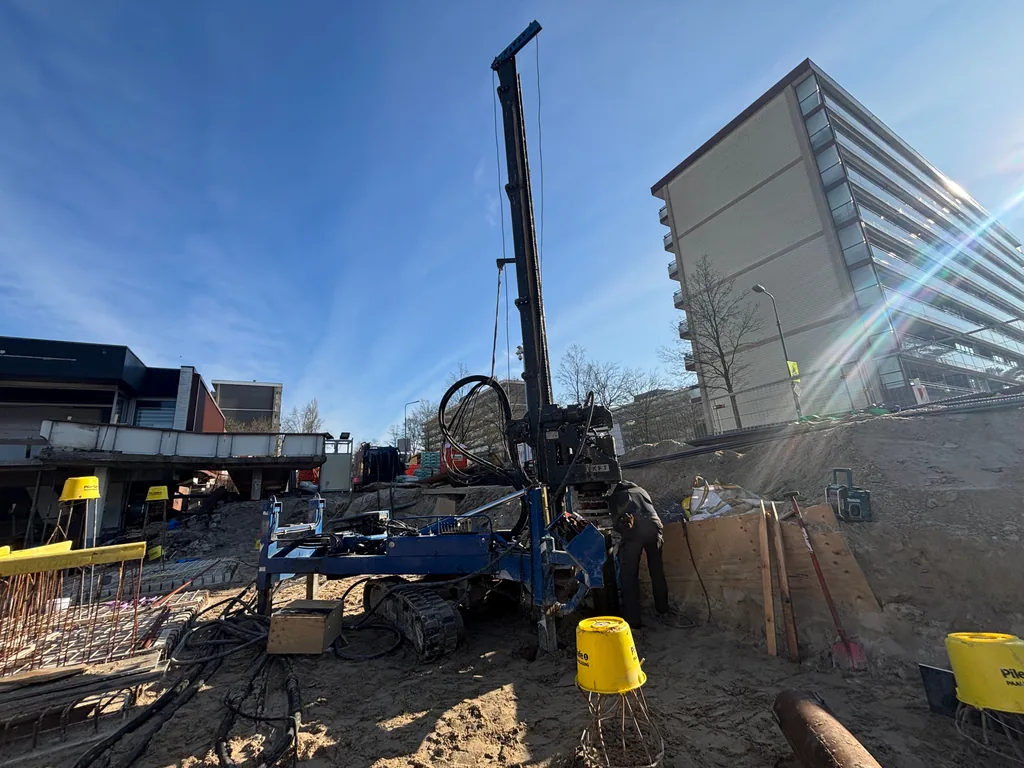 Boorstelling LBT 2.5 met medewerker op de bouwplaats in Bilthoven tijdens het boren van casing draaipalen
