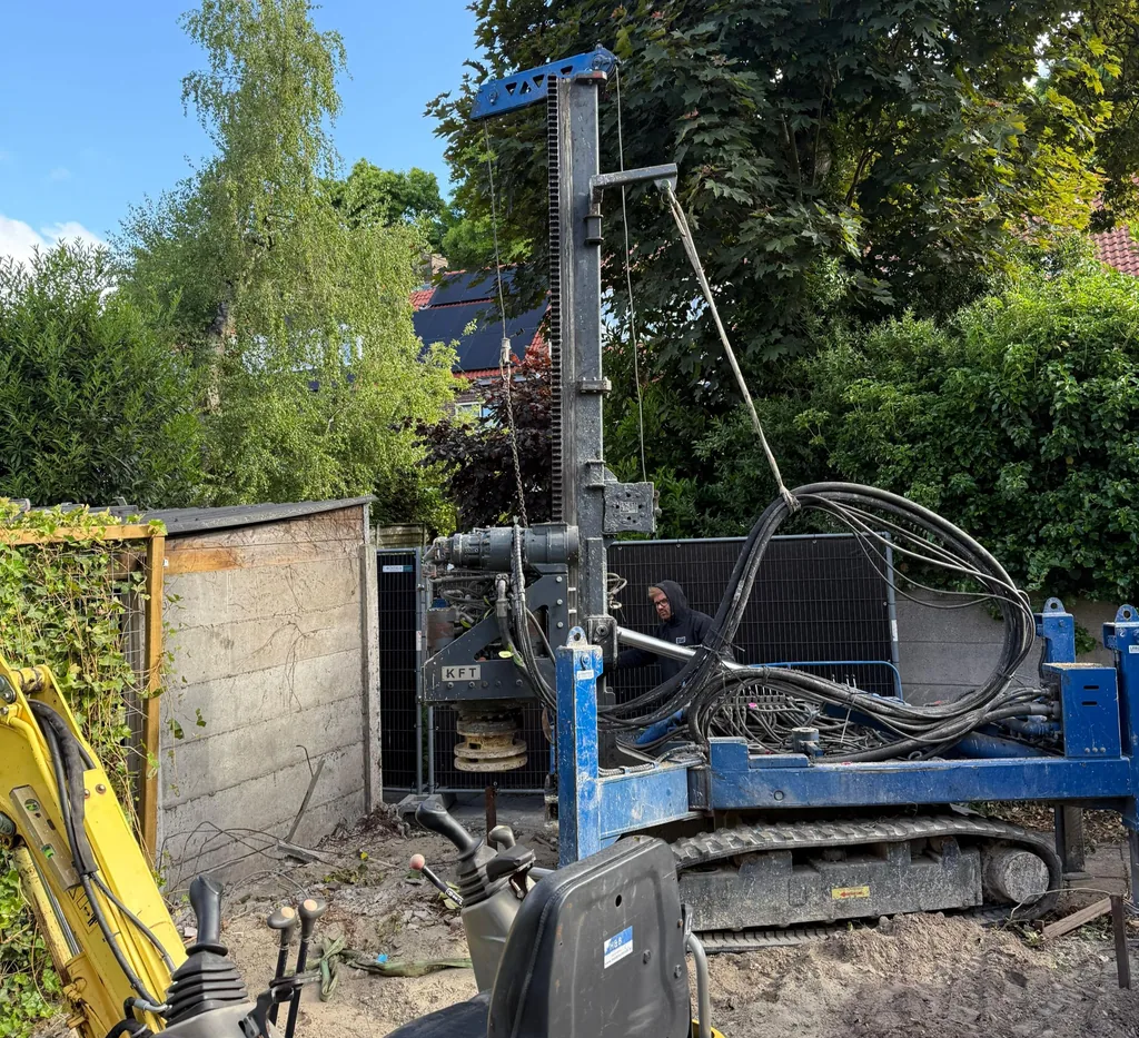 Boorstelling van KFT in een tuin in Breda tijdens het aanbrengen van casing draaipalen voor een uitbouw