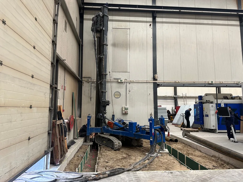 LBT 2.5 boorstelling voor casing draaipalen in een fabriekshal in Enkhuizen, naast de uitgegraven machineput