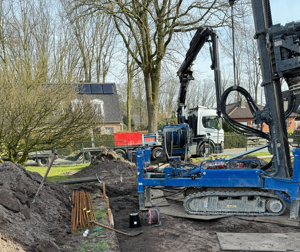 Boorstelling voor casing draaipalen in Essen met wapeningsstaven in de bouwput en een vrachtwagen met laadkraan