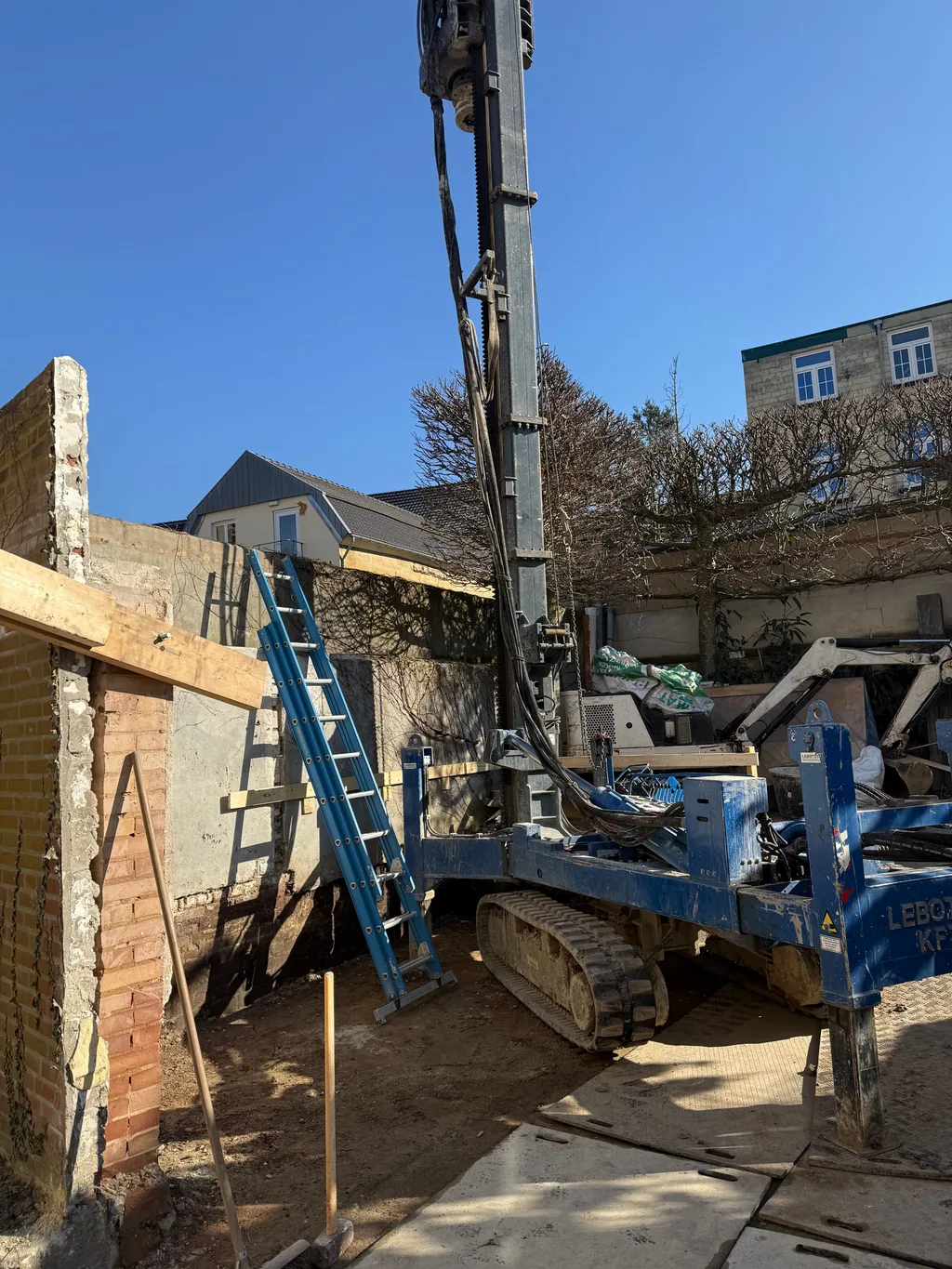 Boorstelling voor casing draaipalen naast een ladder en oude muren in de bouwput in Valkenburg
