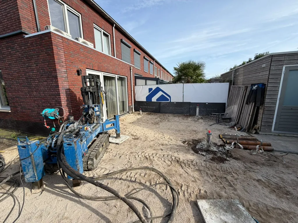 LBT 1.4-boorstelling voor schroefinjectiepalen Ø 114 mm in de achtertuin van een woning in Beek en Donk, naast een aangebrachte paalkop