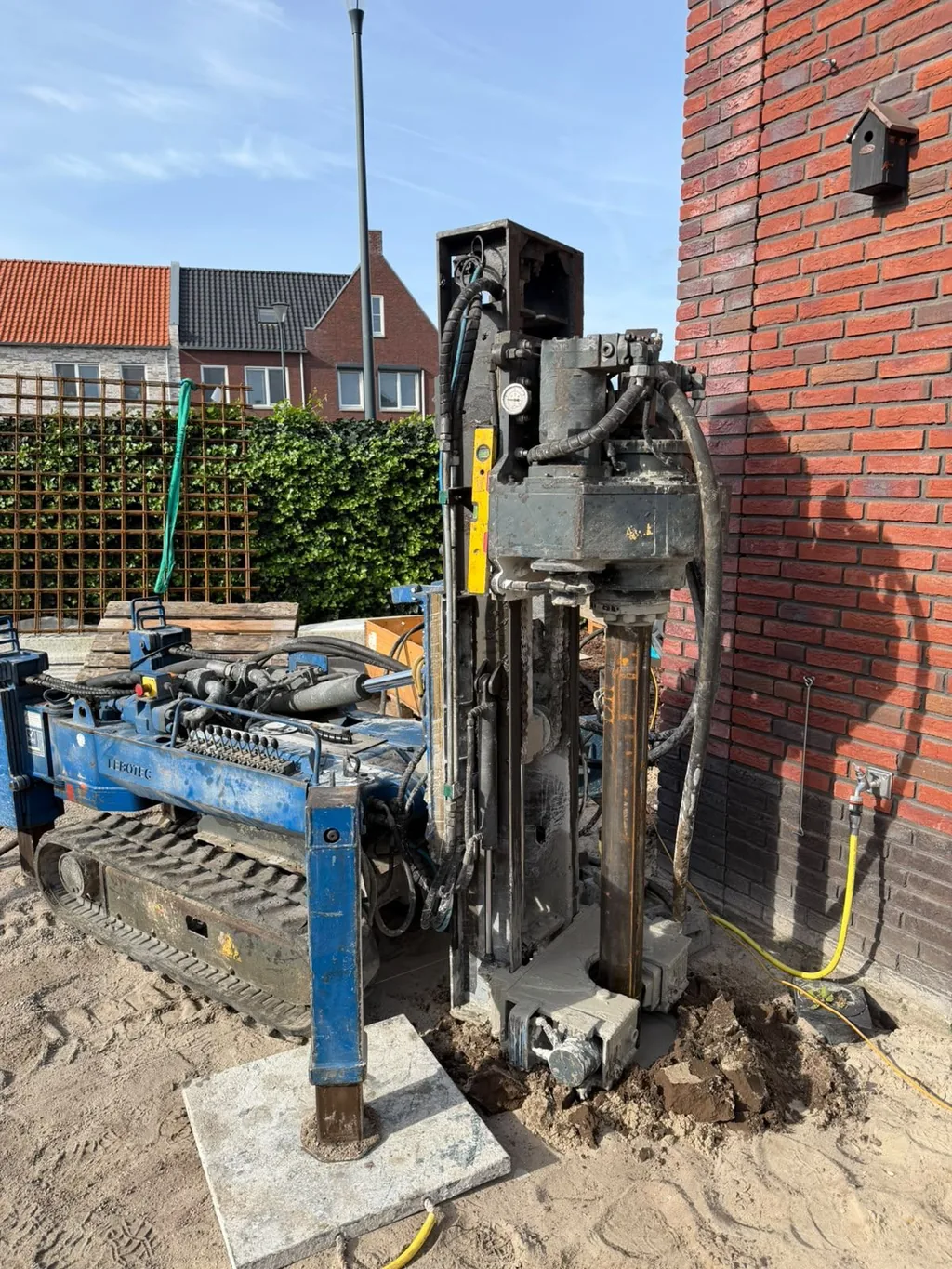 LBT 1.4-boorstelling boort schroefinjectiepalen Ø 114 mm voor uitbouw in achtertuin in Beek en Donk