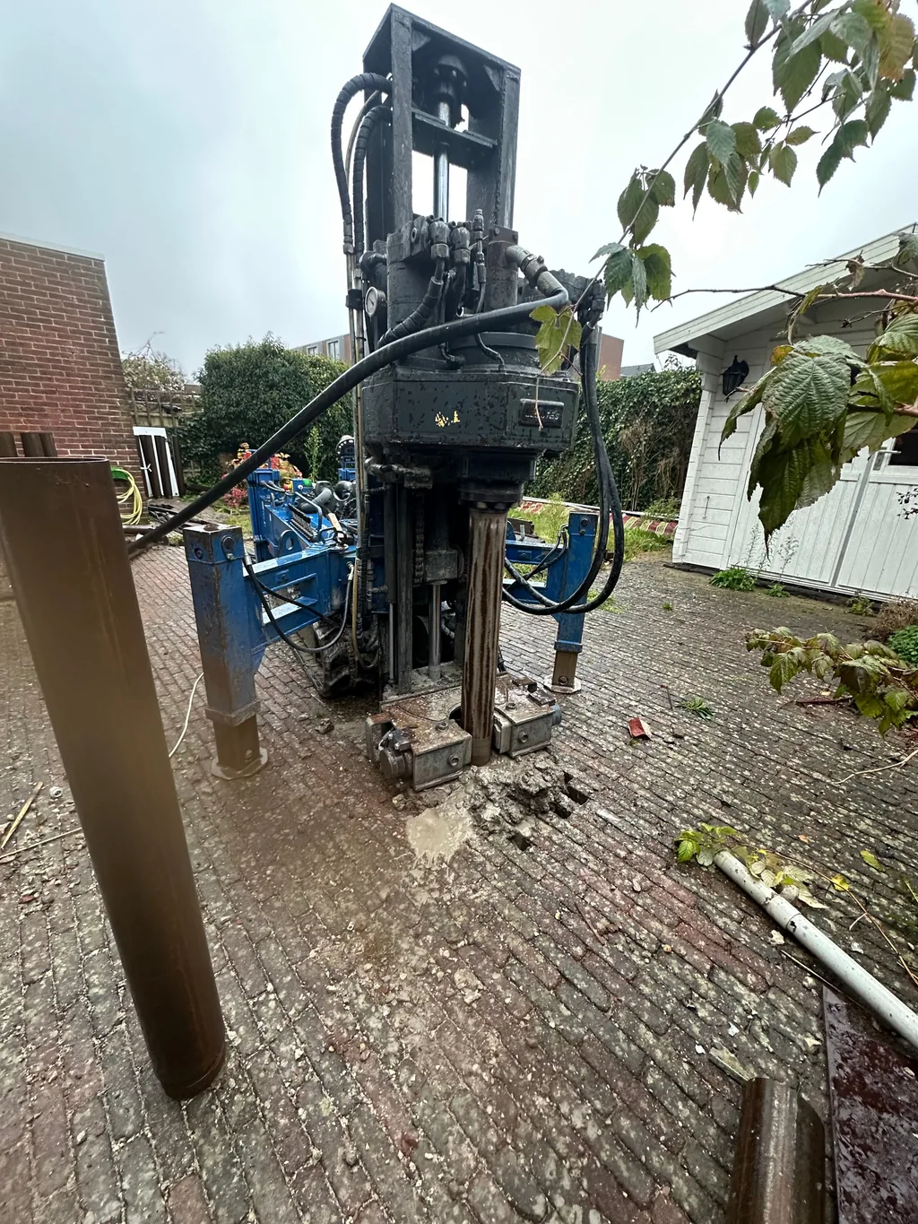 Boorkop van de boorstelling boven een schroefinjectiepaal, met een stalen buis op de voorgrond in Hoofddorp