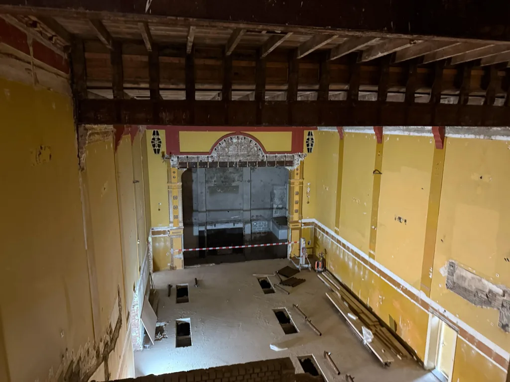 Bovenaanzicht van de theaterzaal van het Thalia Theater in IJmuiden met vloersparingen voor schroefinjectiepalen en het podium