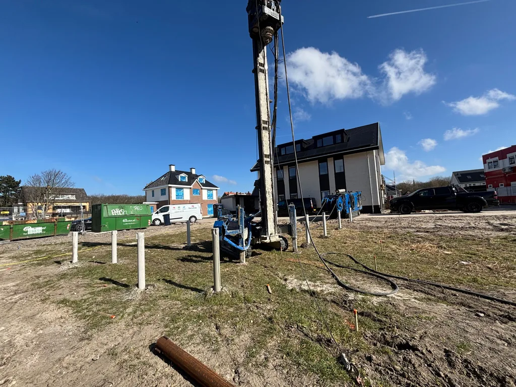 Boorstelling LBT 2.5 aan het funderingspalen boren op een bouwkavel in Monster, tussen de paalkoppen van de al geboorde schroefinjectiepalen