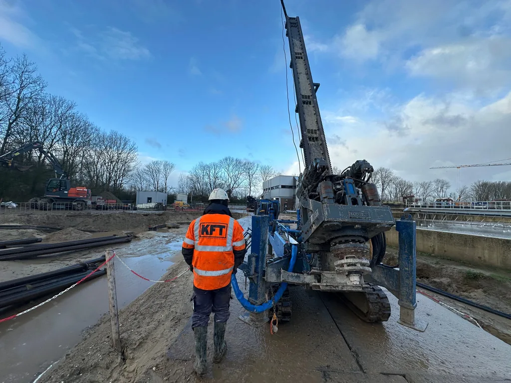 Medewerker van KFT naast de boorstelling tijdens het plaatsen van schroefinjectiepalen op de RWZI in Oijen