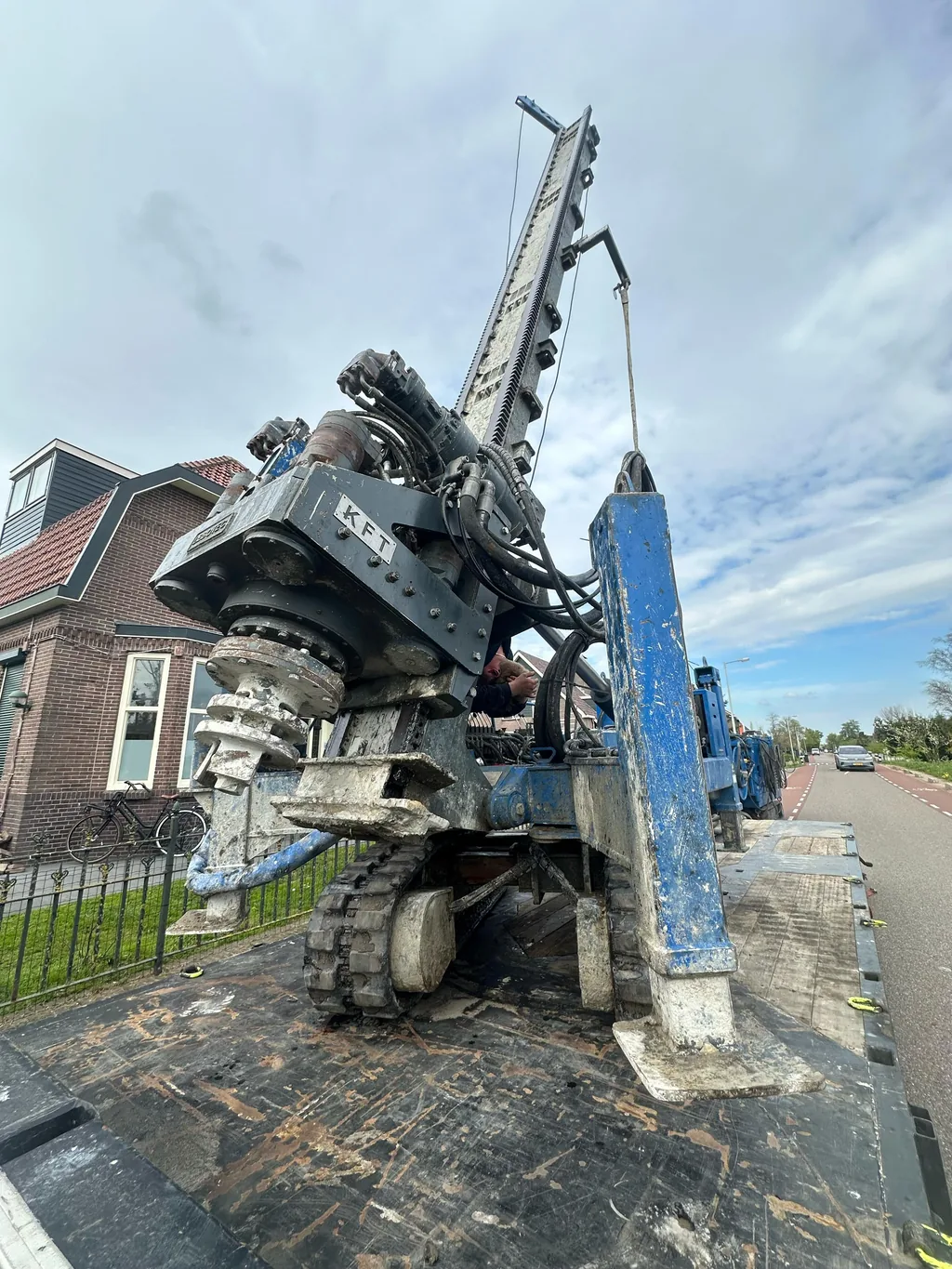 Boorstelling van KFT voor schroefinjectiepalen op een dieplader langs de weg in Purmerland