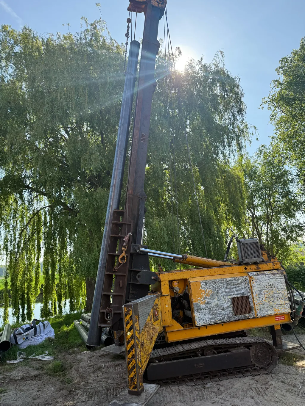 Stalen buispaal in de mast van de heimachine bij de treurwilgen in Brielle
