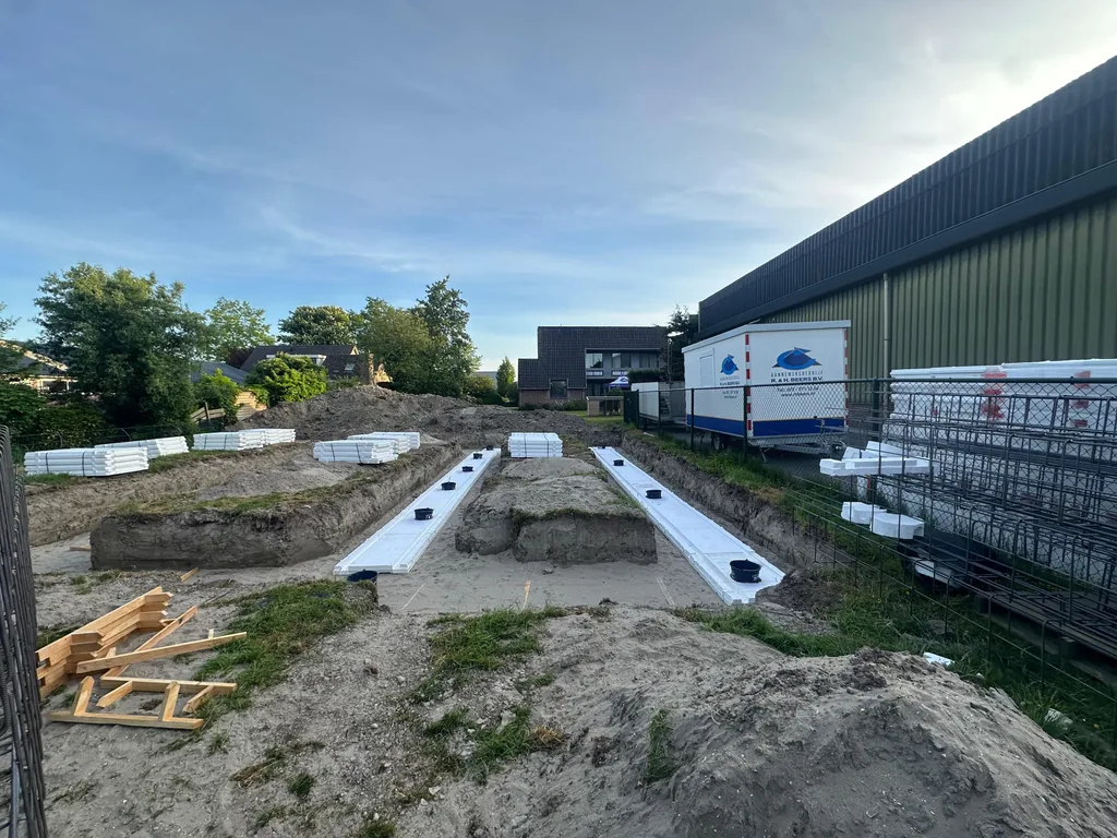 Uitgegraven funderingssleuven met paalkoppen van stalen buispalen op de nieuwbouwlocatie in Heerhugowaard