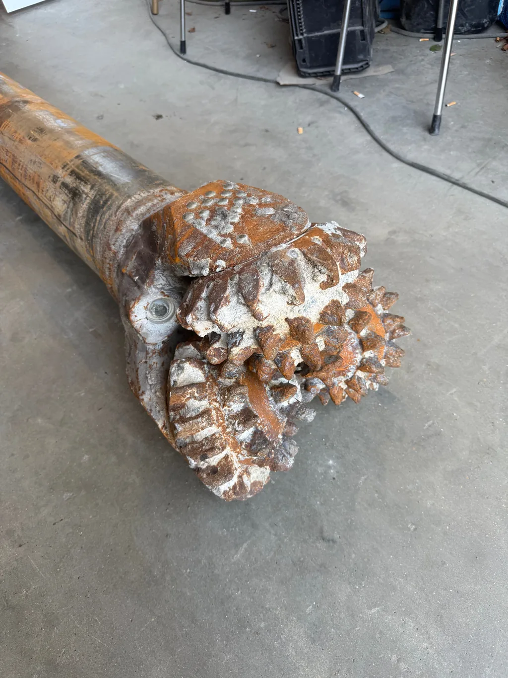 Close-up van een rollerbit met de getande rolbeitels en de spoelopening waardoor tijdens het vergruizen water wordt gespoeld