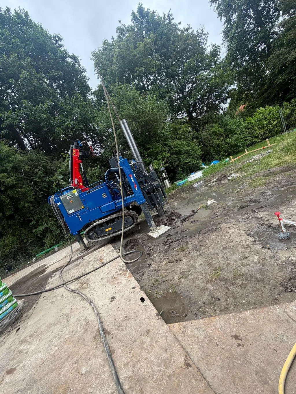 Boorstelling van KFT aan het rollerbiten op locatie: de boorbuis staat in de grond en het spoelwater voert het vergruisde materiaal af